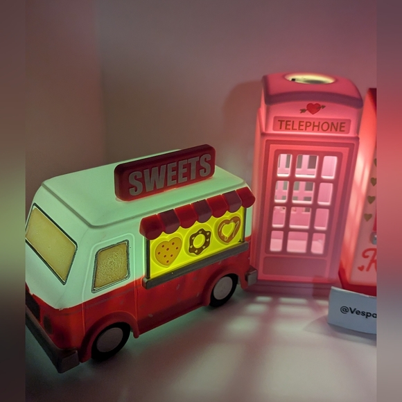 Bullseye Playground Valentines Light Up 4pc Set Sweet Truck Kissing Booth - Picture 2 of 8